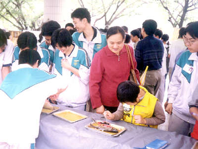 11、家长带着小学生捧场来了