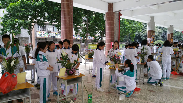 秀色可餐 手有余香 ——记第十一届艺术节插花比赛